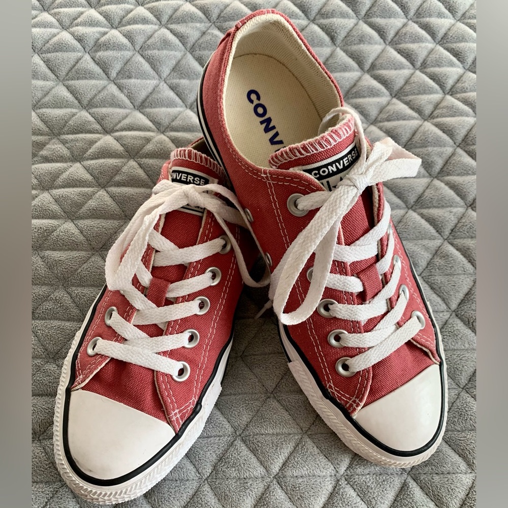 Converse Low Top Shoes Size 7 Women